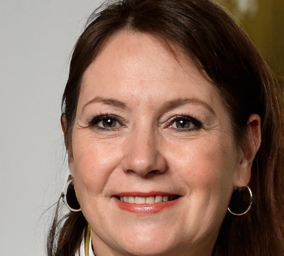 María González, instructora de finanzas personales